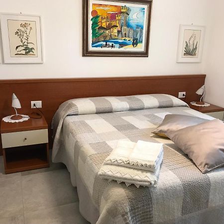 Casa Mary Due - Trilocale Con Giardino Privato A Due Passi Dal Lago 시르미오네 외부 사진