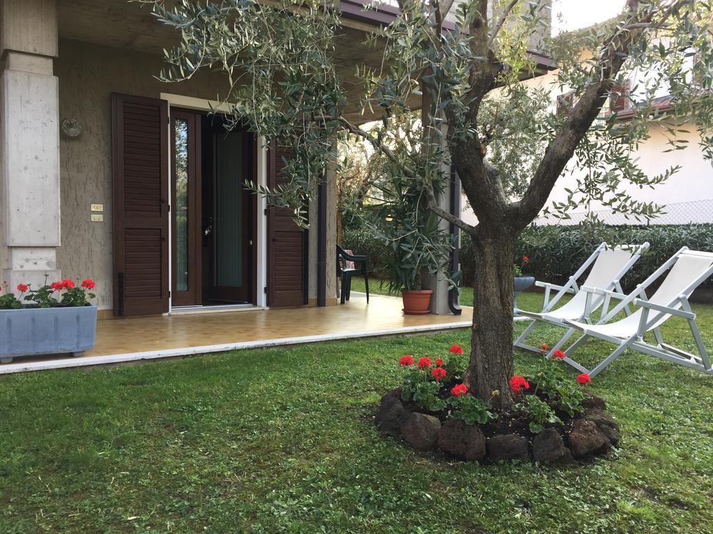 Casa Mary Due - Trilocale Con Giardino Privato A Due Passi Dal Lago 시르미오네 외부 사진