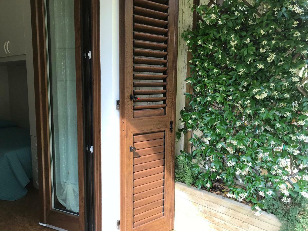 Casa Mary Due - Trilocale Con Giardino Privato A Due Passi Dal Lago 시르미오네 외부 사진