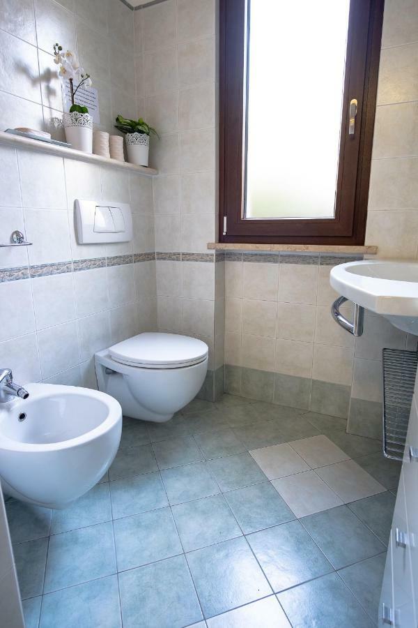 Casa Mary Due - Trilocale Con Giardino Privato A Due Passi Dal Lago 시르미오네 외부 사진
