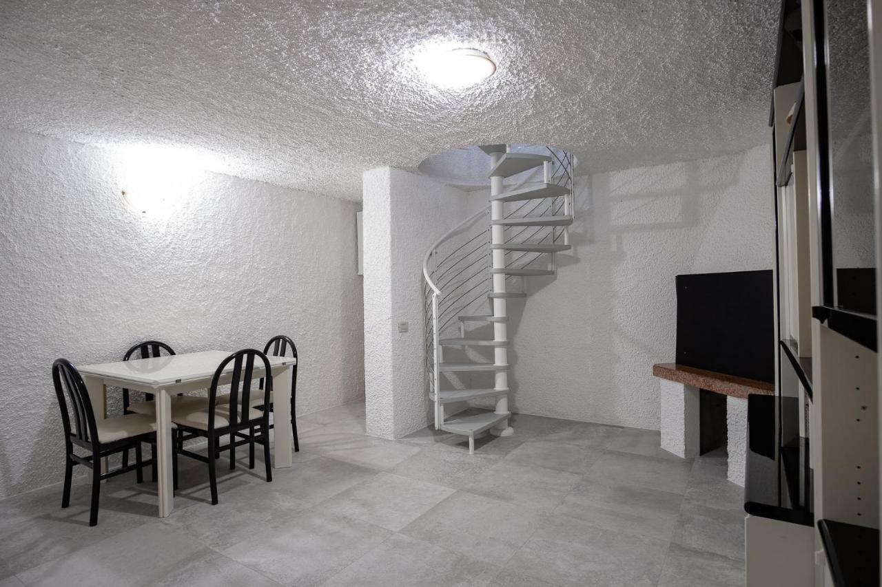 Casa Mary Due - Trilocale Con Giardino Privato A Due Passi Dal Lago 시르미오네 외부 사진