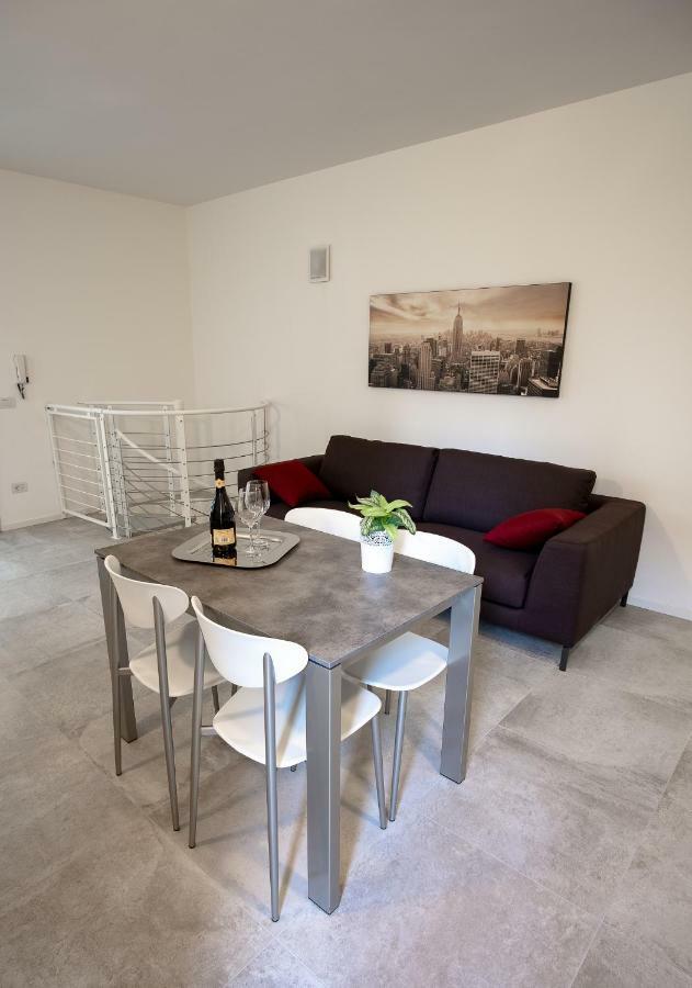 Casa Mary Due - Trilocale Con Giardino Privato A Due Passi Dal Lago 시르미오네 외부 사진